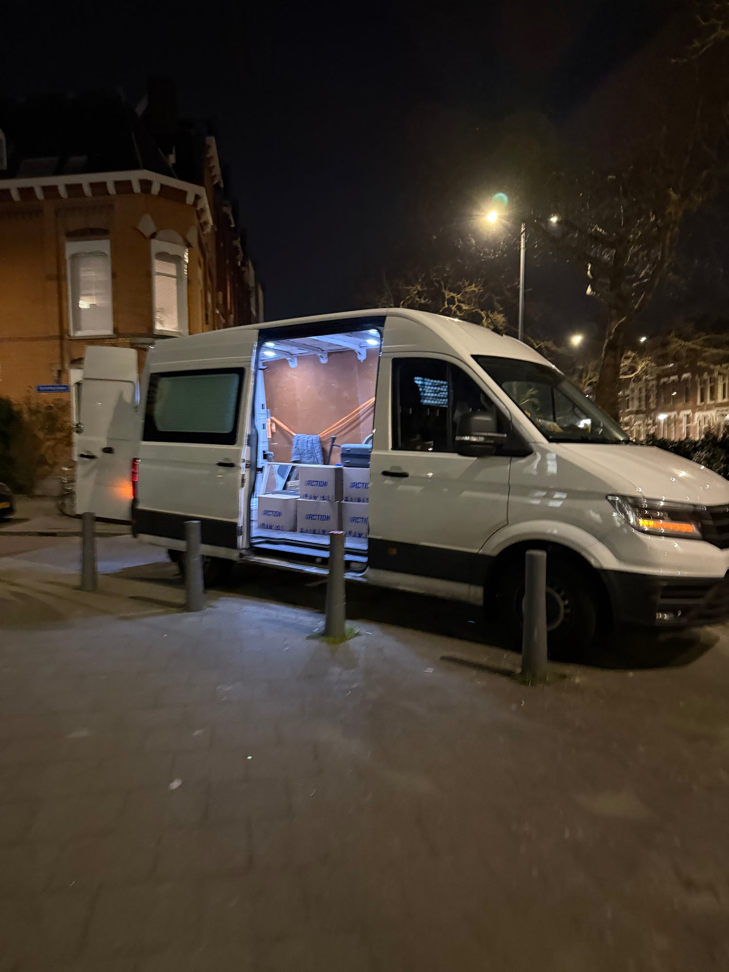 MoverMate driver loading boxes into a white van in Amsterdam